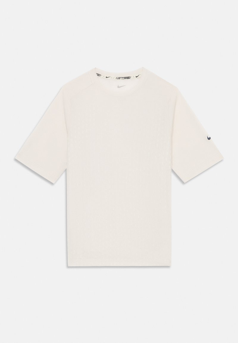 Weißes T-Shirt mit kurzen Ärmeln aus weichem Stoff, mit einem strukturierten Muster und einem schwarzen Nike-Logo auf dem linken Ärmel. Runder Ausschnitt.