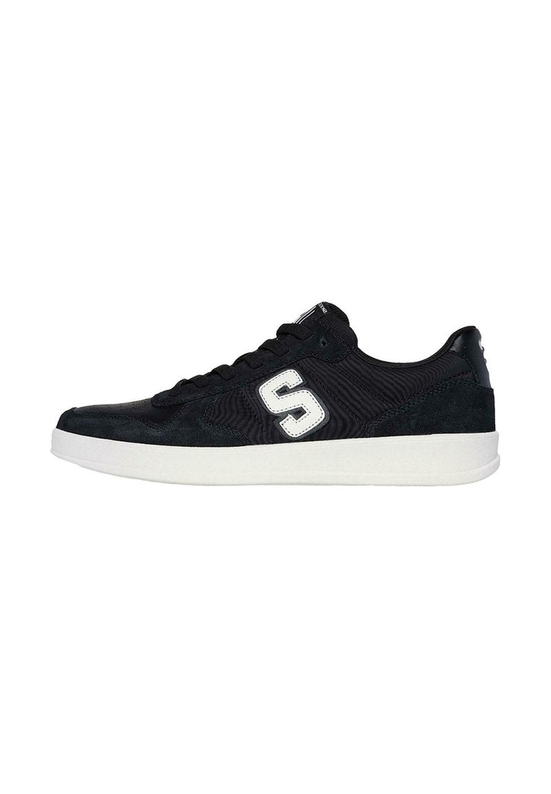 Schwarze Sneaker mit Obermaterial aus Wildleder und Textil, weißem Logoschriftzug und Gummisohle. Verfügt über ein klassisches Schnürdesign und einen gepolsterten Schaft.