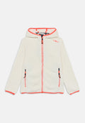 Weißes Fleece-Jacke mit Kapuze, die orangefarbene Akzente entlang des Reißverschlusses und der Bündchen aufweist. Zwei Reißverschlusstaschen auf der Vorderseite.
