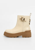 Beige Knöchelstiefel mit abgerundeter Zehenform, dicker brauner Plateausohle, seitlichem Schnallen-Detail und strukturiertem Obermaterial. Leichtes Design, minimale Akzente.