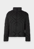 Schwarze gepolsterte Jacke mit hohem Kragen und diagonaler Steppung. Reißverschluss vorne, seitliche Taschen und minimalistische Beschläge.
