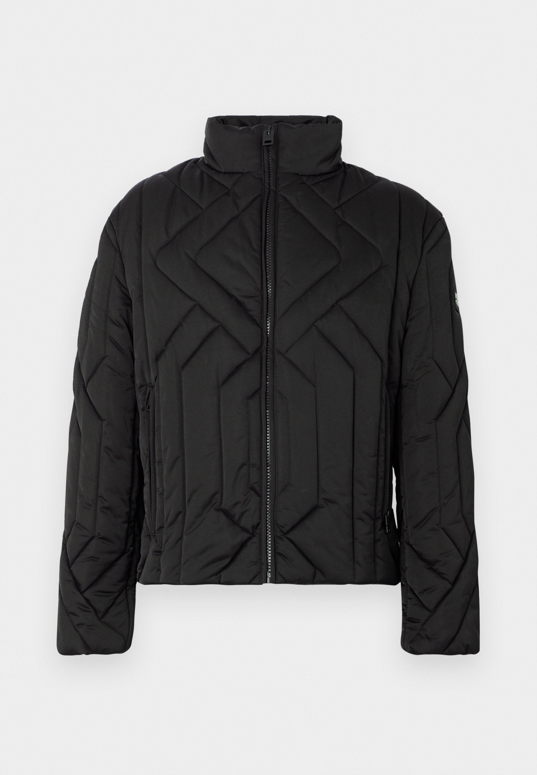 Schwarze gepolsterte Jacke mit hohem Kragen und diagonaler Steppung. Reißverschluss vorne, seitliche Taschen und minimalistische Beschläge.