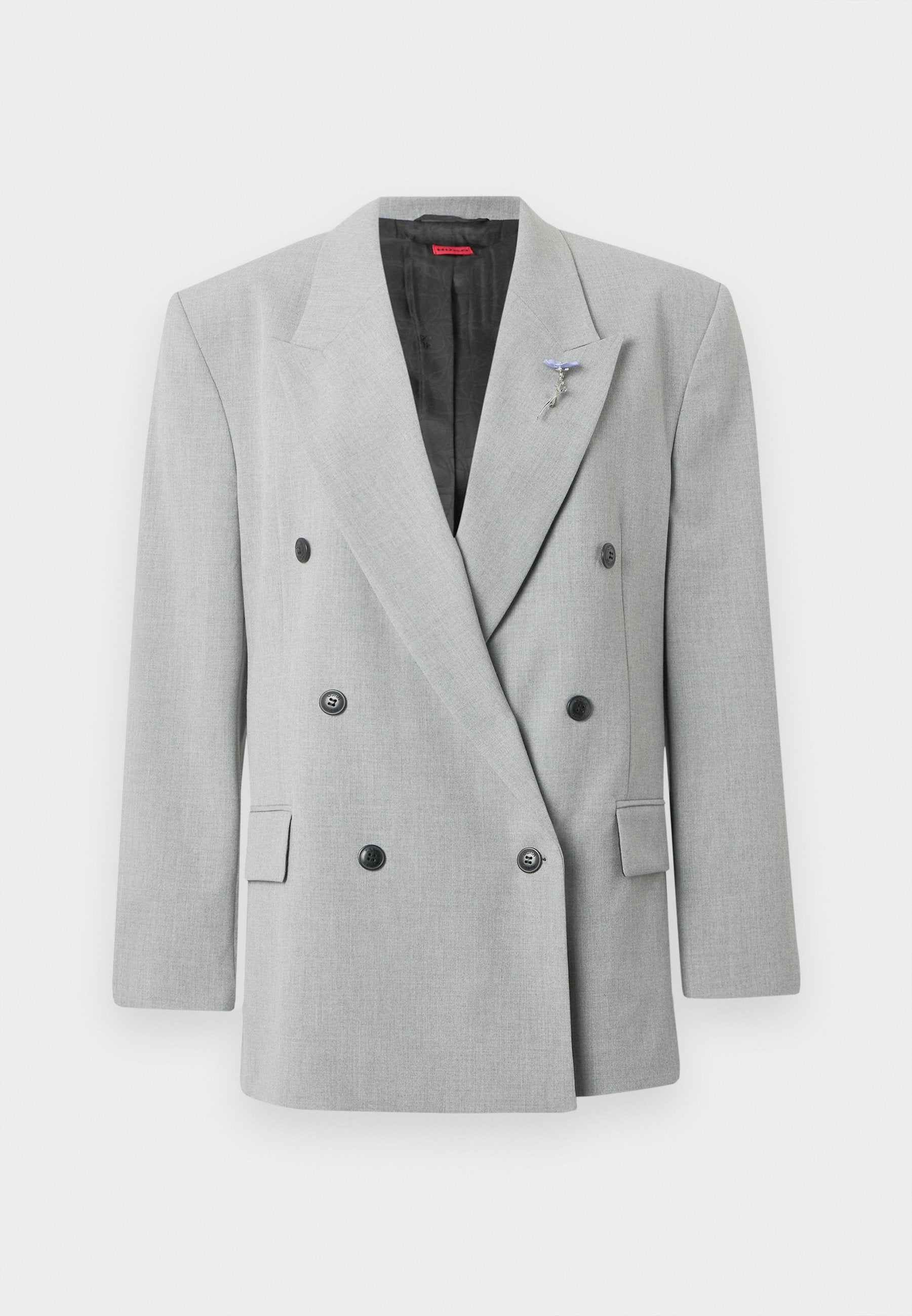 Grauer zweireihiger Blazer mit schwarzen Knöpfen, taillierter Form, gekerbtem Revers und einer dekorativen Anstecknadel auf der linken Seite.