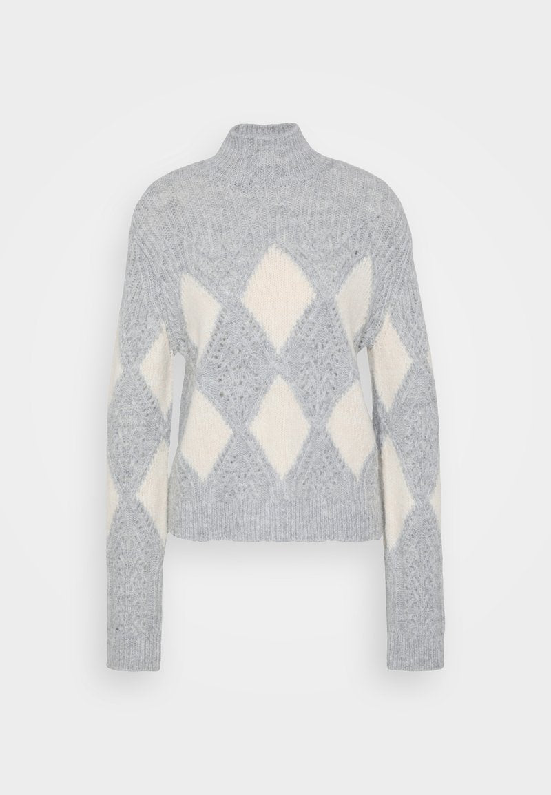 Grauer Strickpullover mit einem Rautenmuster in Creme. Mit hohem Kragen, langen Ärmeln und einer strukturierten Oberfläche. Kürzere Länge.