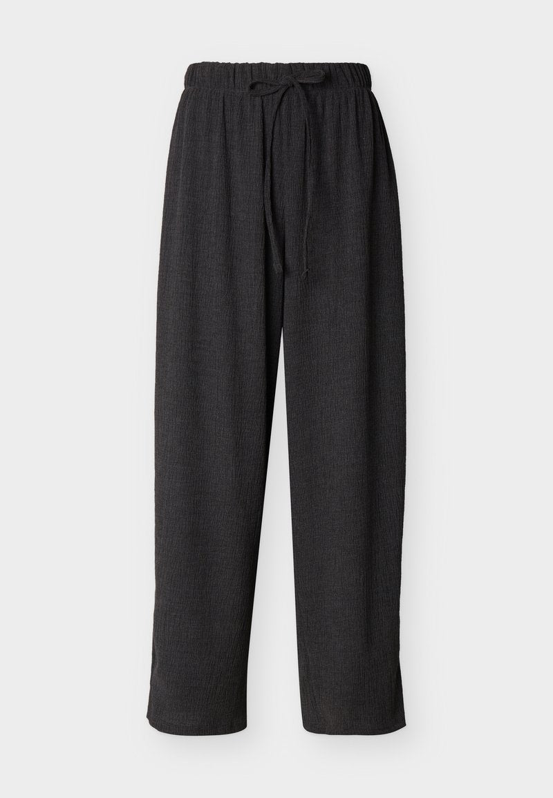 Schwarz strukturierte Loose-Fit-Hose mit elastischem Bund und Kordelzug, gerades Bein, geeignet für Freizeitkleidung.
