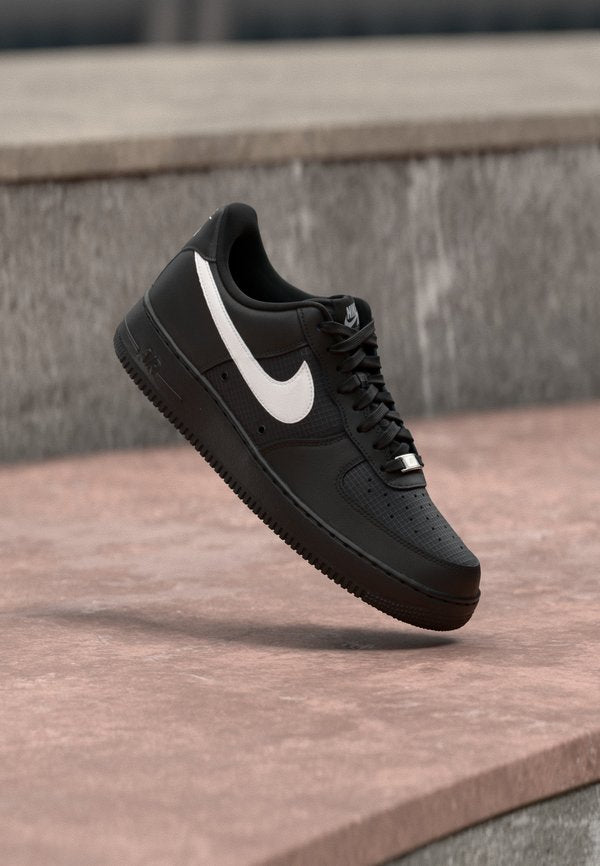 Nike Sportswear AIR FORCE 1 07 LV8 TECH - Trainers - black/white