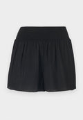 Schwarze Shorts aus leichtem Stoff mit einem gerafften Bund und einem lockeren, fließenden Design. Verfügt über eine subtile Textur und keine sichtbaren Beschläge.