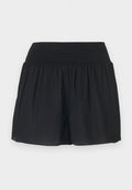 Schwarze Shorts aus leichtem Stoff mit einem gerafften Bund und einem lockeren, fließenden Design. Verfügt über eine subtile Textur und keine sichtbaren Beschläge.