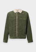Grüne Cordjacke mit einem cremefarbenen Fleece-Kragen, ausgestattet mit zwei Brusttaschen, Druckknöpfen und einer strukturierten Oberfläche.