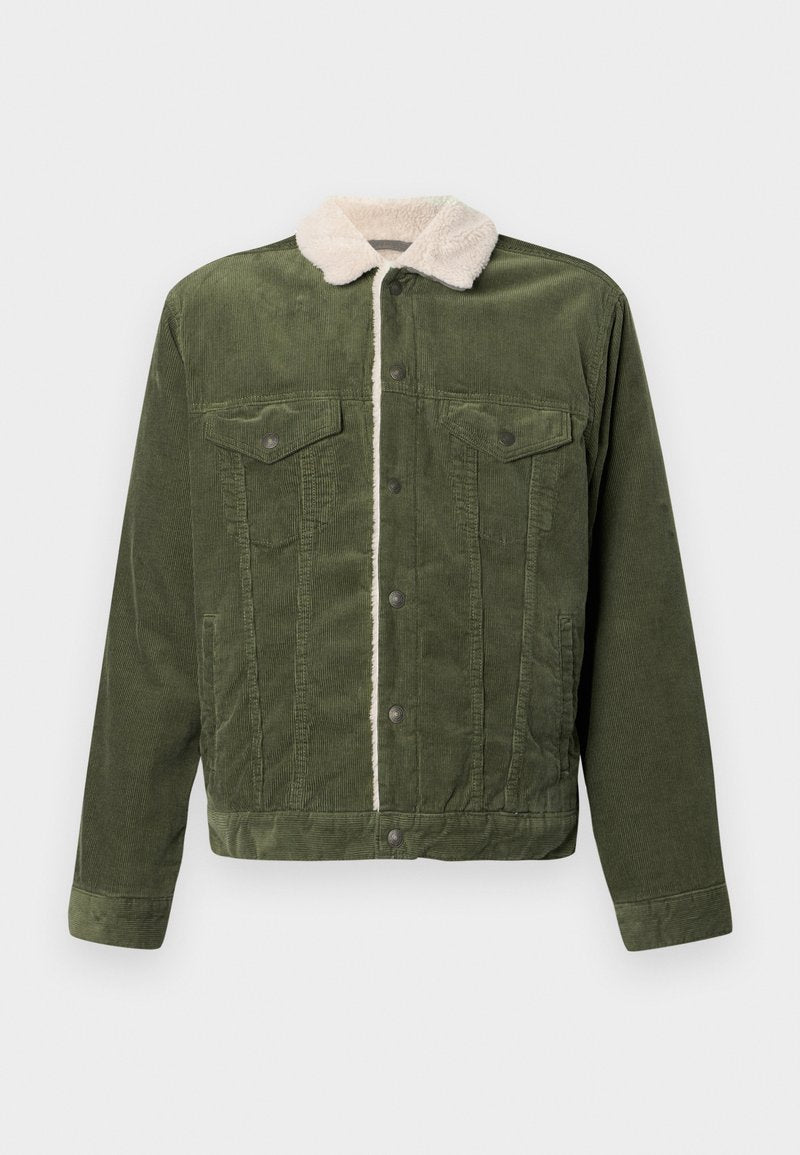 Grüne Cordjacke mit einem cremefarbenen Fleece-Kragen, ausgestattet mit zwei Brusttaschen, Druckknöpfen und einer strukturierten Oberfläche.