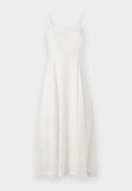Weißes Leinenkleid mit dünnen, verstellbaren Trägern, figurbetontem Oberteil und fließender A-Linie. Glatte Textur mit minimalen Designelementen.