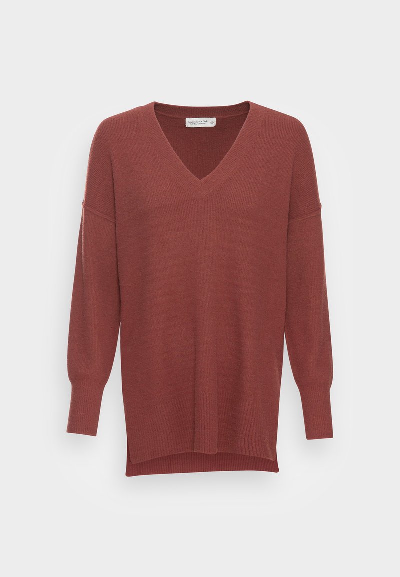 V-Ausschnitt, langärmeliger Pullover in einem tiefen rotbraunen Farbton, mit gerippter Textur und überschnittenen Schultern; Saum hinten leicht länger.