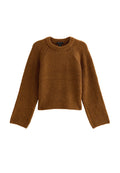Brauner Strickpullover mit rundem Ausschnitt, langen Raglanärmeln, strukturiertem Stoff sowie gerippten Bündchen und Saum, kürzer geschnittenes Design.