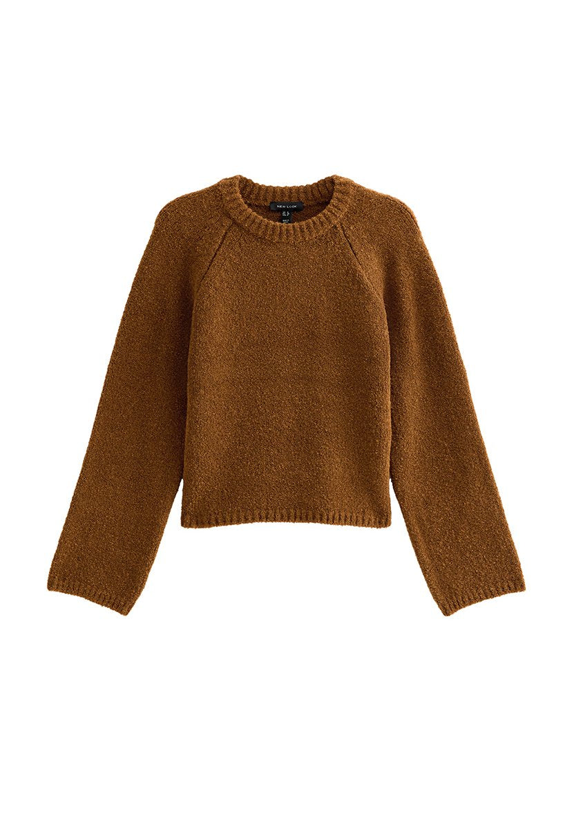 Brauner Strickpullover mit rundem Ausschnitt, langen Raglanärmeln, strukturiertem Stoff sowie gerippten Bündchen und Saum, kürzer geschnittenes Design.
