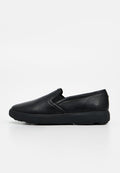 Schwarzer Slipper mit glattem Lederobermaterial und gepolsterter Sohle, entworfen für legere oder professionelle Verwendung.