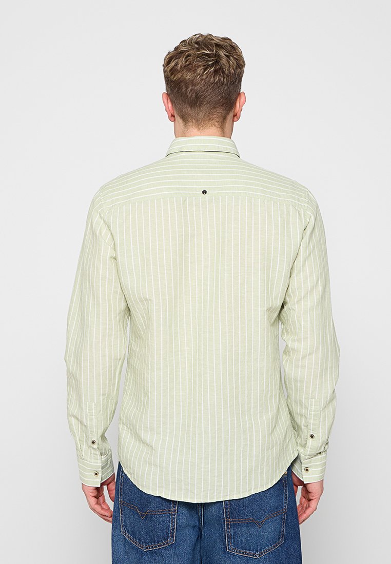 REGULAR FIT Media 3