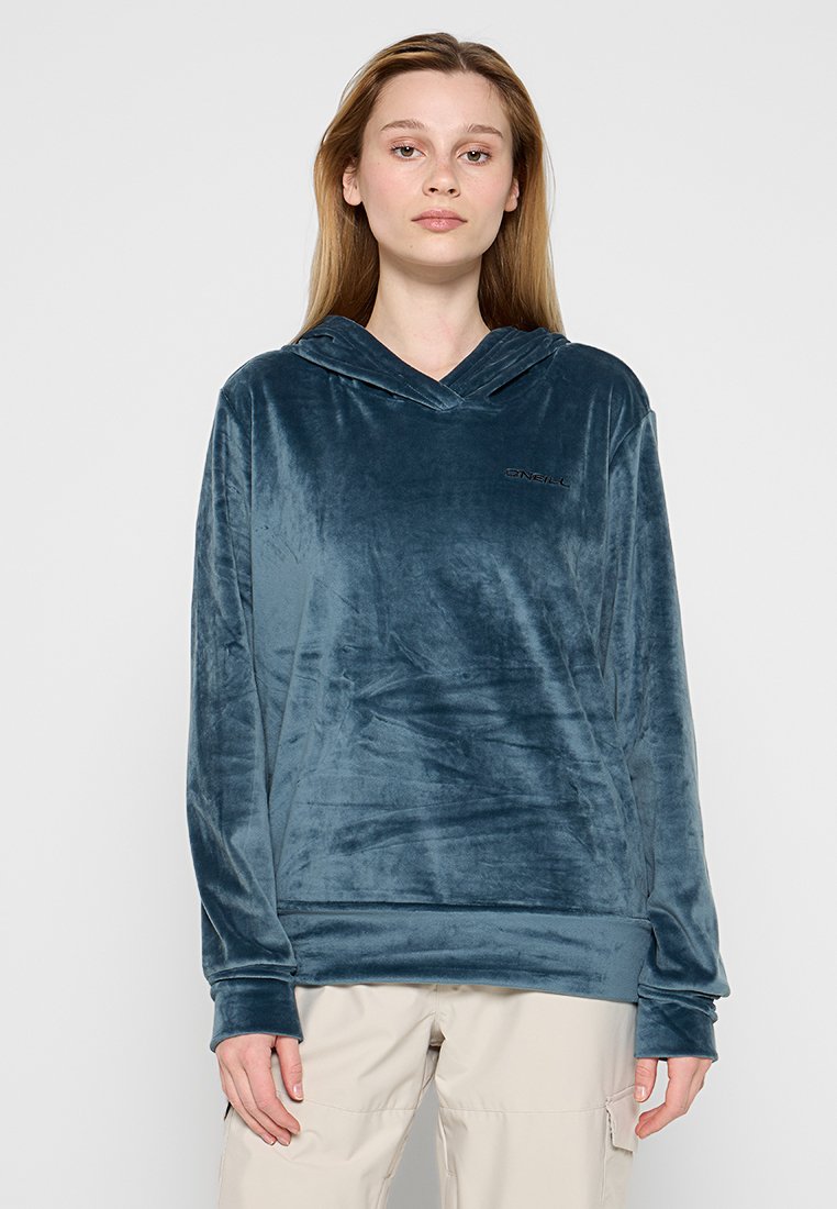 Türkiser Samt-Hoodie mit V-Ausschnitt, langen Ärmeln und einem Logo-Detail auf der Vorderseite. Weicher Stoff, lockere Passform und minimalistisches Design.