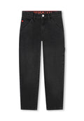 Schwarze Jeans aus Denim mit geradem Schnitt, ausgestattet mit einem Knopfverschluss, fünf Taschen und einem dezenten Logo-Label an der Seite. Der Stoff hat eine glatte Textur.