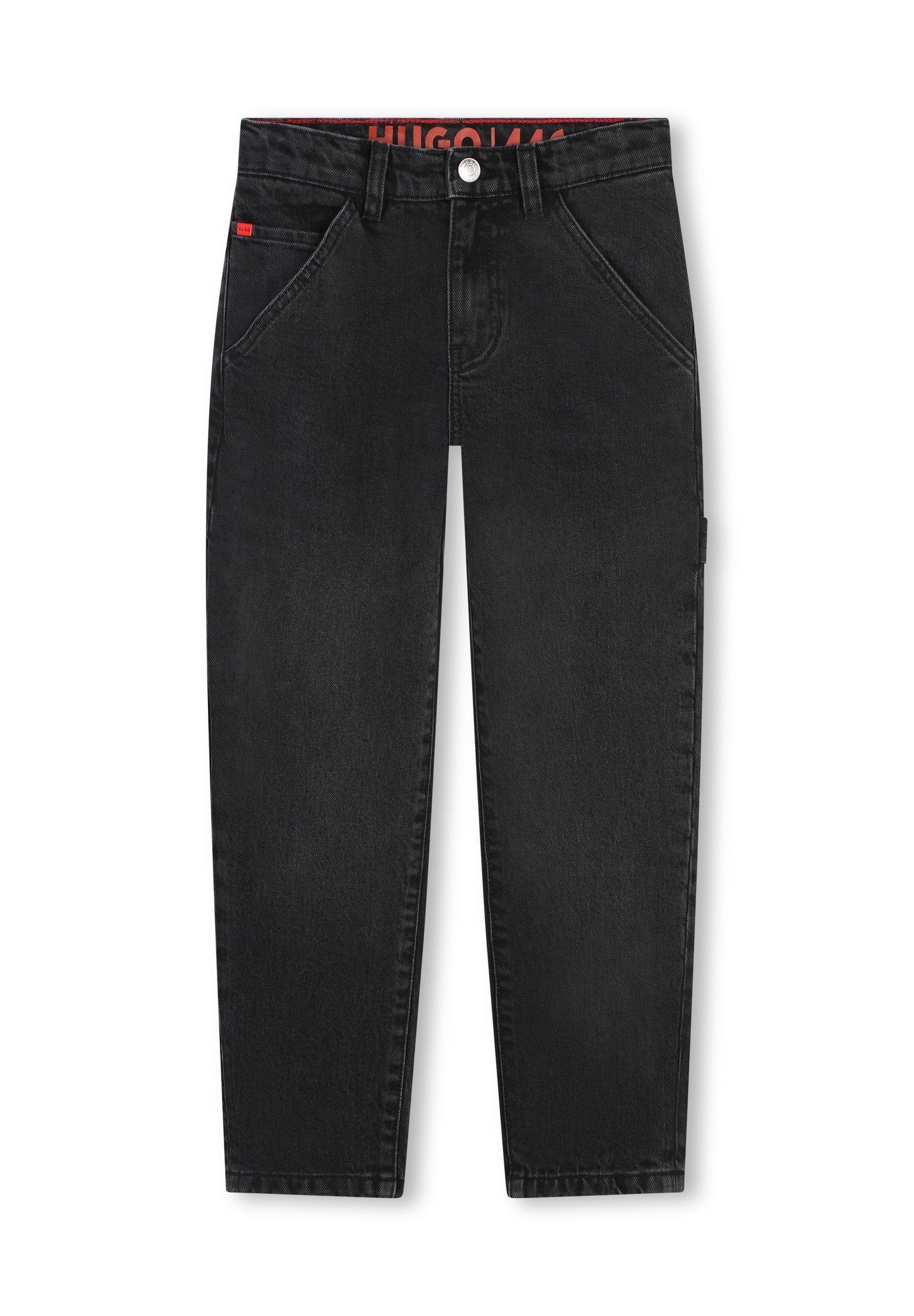 Schwarze Jeans aus Denim mit geradem Schnitt, ausgestattet mit einem Knopfverschluss, fünf Taschen und einem dezenten Logo-Label an der Seite. Der Stoff hat eine glatte Textur.