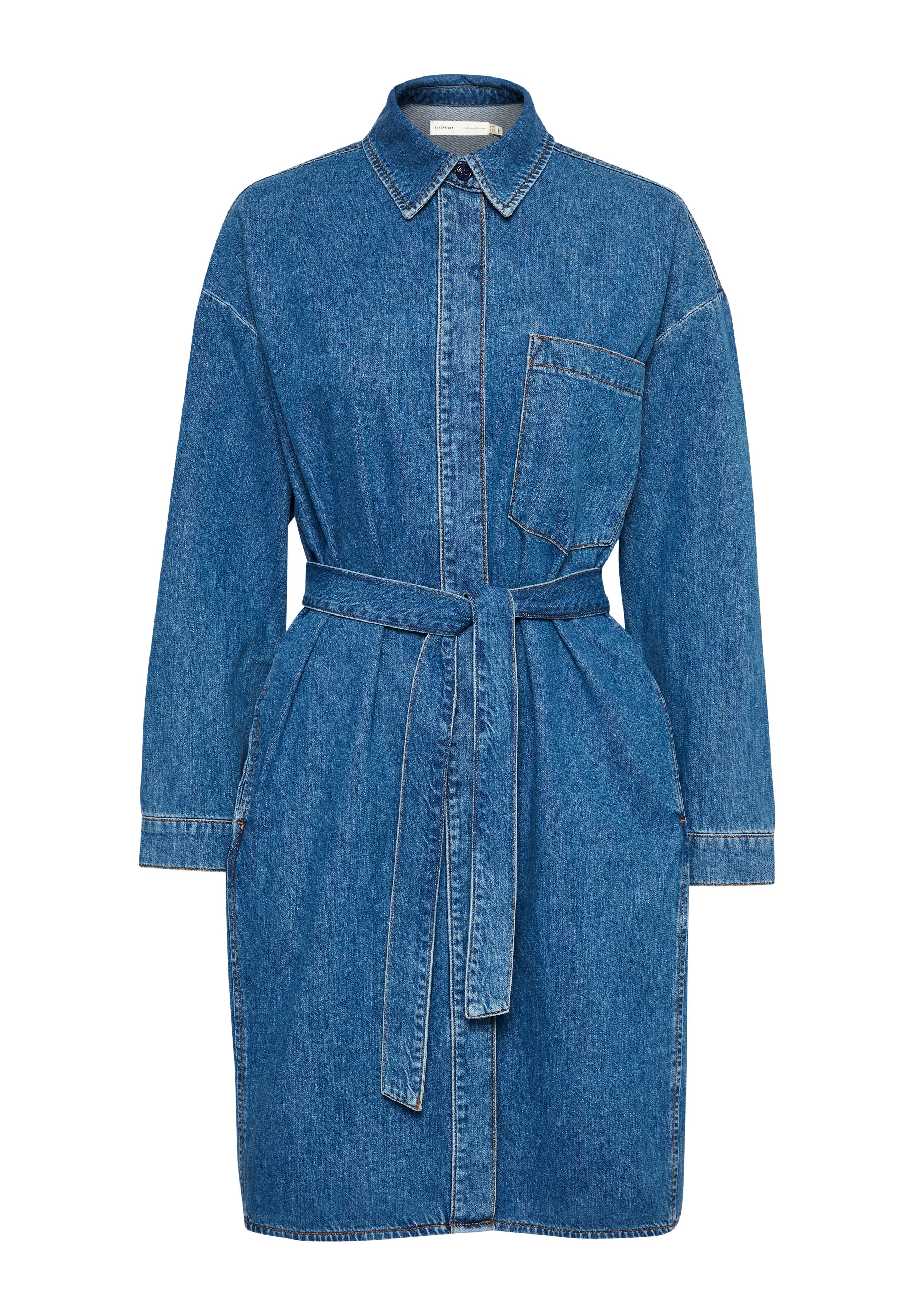 Jeanskleid mit Knopfleiste, Kragen, langen Ärmeln und Taillenzug. Hat eine Brusttasche und einen lässigen Schnitt. Blaue Farbe.