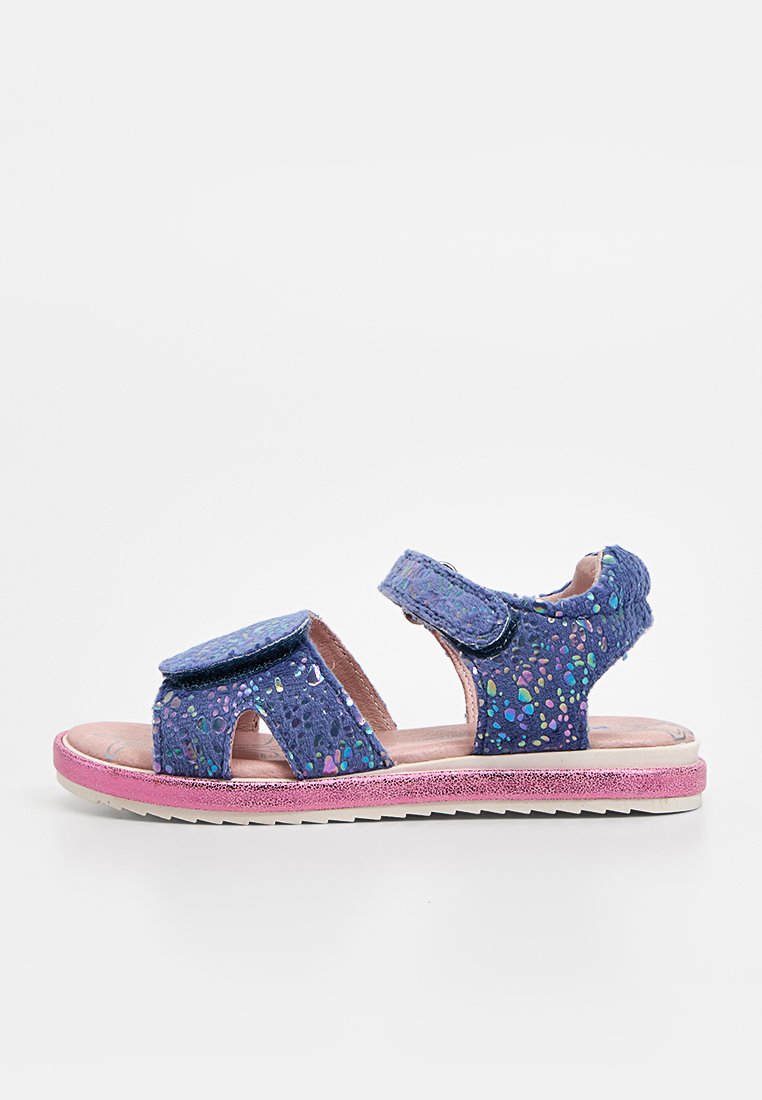 Offener Kindersandale mit marineblauen, glitzernden Riemen, rosa gepolsterter Sohle und Klettverschlüssen, seitlich vor weißem Hintergrund dargestellt.
