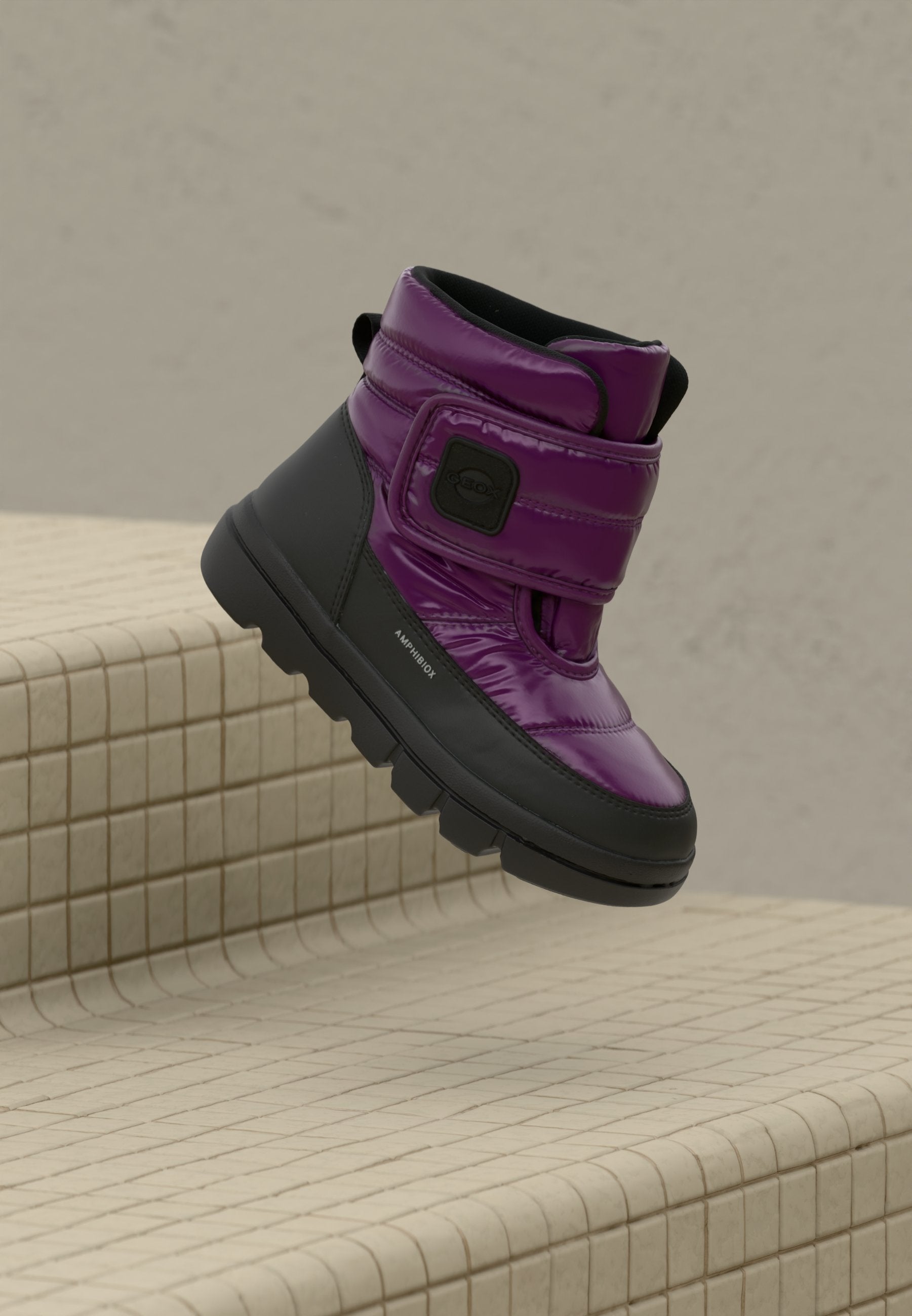 Lila glänzende wasserdichte Stiefel mit einer schwarzen Gummisohle, Velcro-Riemen, gepolstertem Kragen und strukturiertem Obermaterial, auf einer gefliesten Stufe platziert.