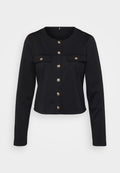 Schwarze, langärmelige, kurze Jacke mit rundem Ausschnitt, Verschluss mit goldenen Knöpfen und zwei Brusttaschen. Weicher Stoff mit glatter Textur.