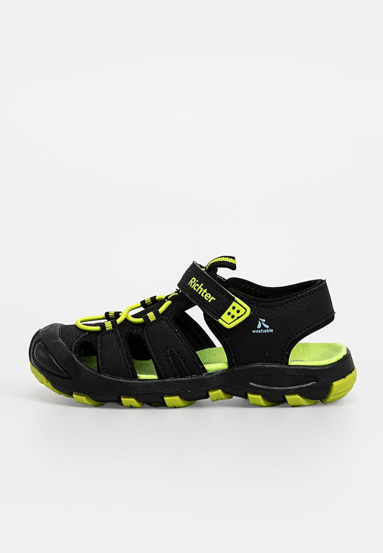 Schwarze und grüne Sportsandale mit verstellbarem Riemen, offenem Design, Gummisohle, strukturiertem Stoff und atmungsaktiven Materialien, beschriftet mit "Richter."