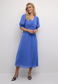 Blaues Maxikleid mit V-Ausschnitt, puffärmeligen kurzen Ärmeln und gerafftem Detail an der Vorderseite. Glatte Stoffqualität mit fließender Silhouette.