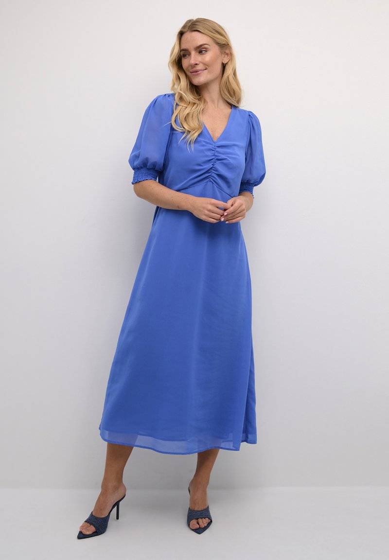 Blaues Maxikleid mit V-Ausschnitt, puffärmeligen kurzen Ärmeln und gerafftem Detail an der Vorderseite. Glatte Stoffqualität mit fließender Silhouette.