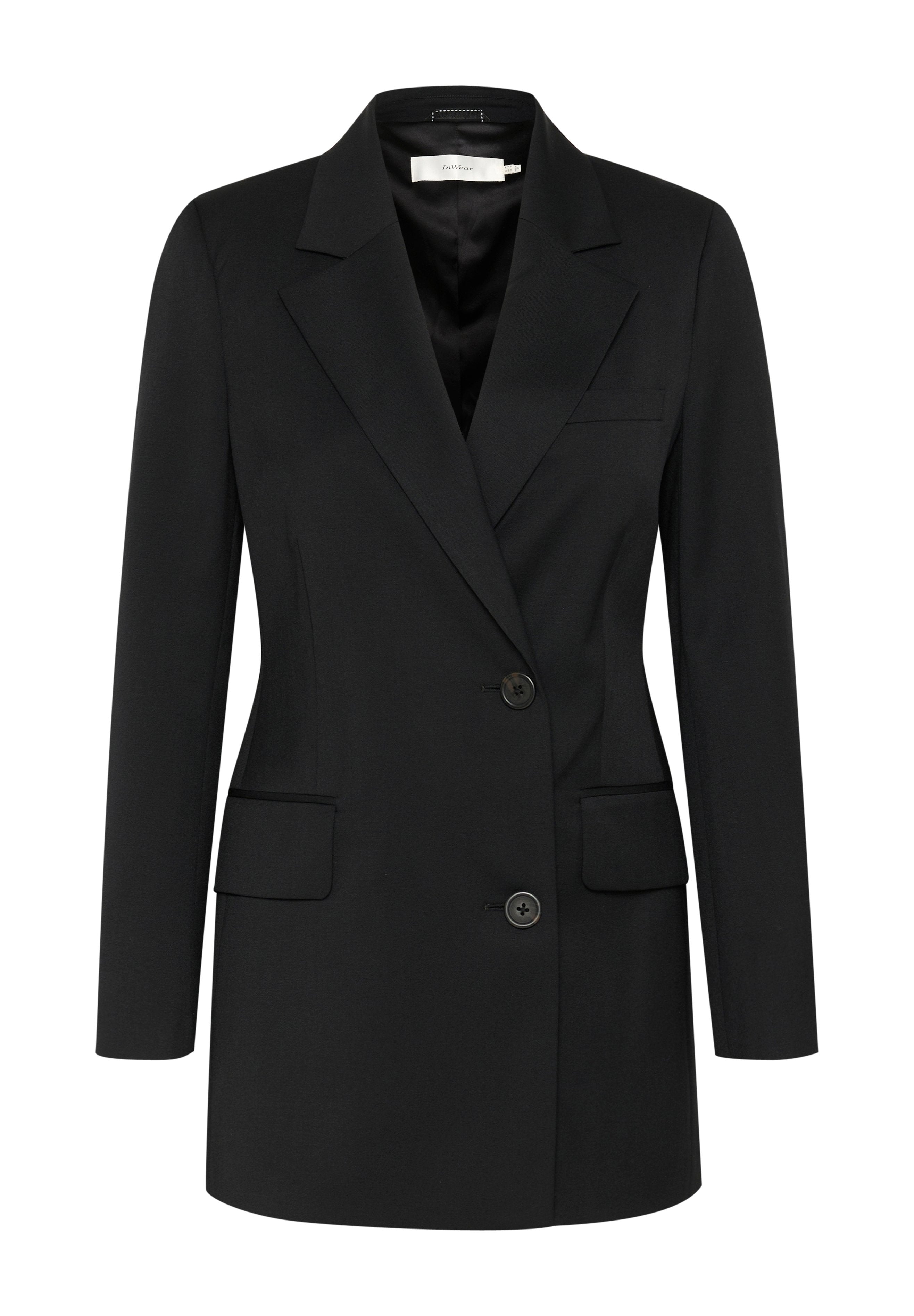 Schwarzer taillierter Blazer mit einreihigem Design, Reverskragen, zwei Fronttaschen und zwei Knöpfen zum Schließen. Glatte Stofftextur.