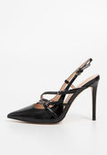 Schwarzer, spitzer High-Heel-Schuh mit drei dünnen, verstellbaren Riemen und einem Slingback-Buckle-Riemen vor einem weißen Hintergrund.