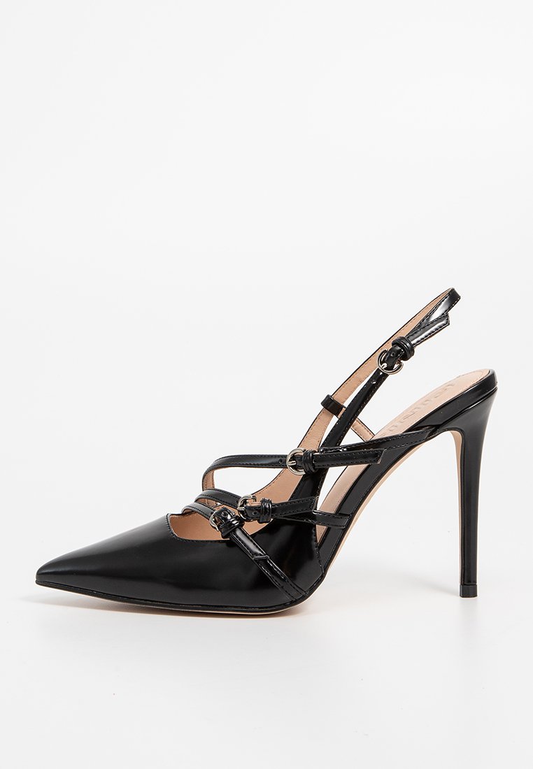 Schwarzer, spitzer High-Heel-Schuh mit drei dünnen, verstellbaren Riemen und einem Slingback-Buckle-Riemen vor einem weißen Hintergrund.