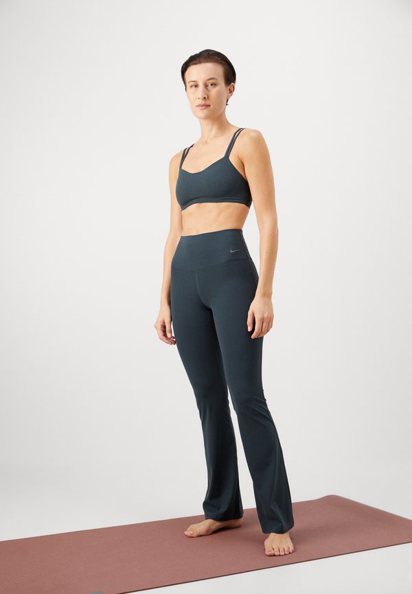 Nike Performance ZENVY FLARE