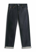 Dunkelblaue Denim-Jeans mit umgeschlagenen Bündchen, fünf Taschen und kontrastierender Naht, flach auf weißem Hintergrund liegend.