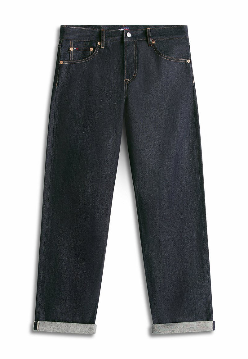 Dunkelblaue Denim-Jeans mit umgeschlagenen Bündchen, fünf Taschen und kontrastierender Naht, flach auf weißem Hintergrund liegend.