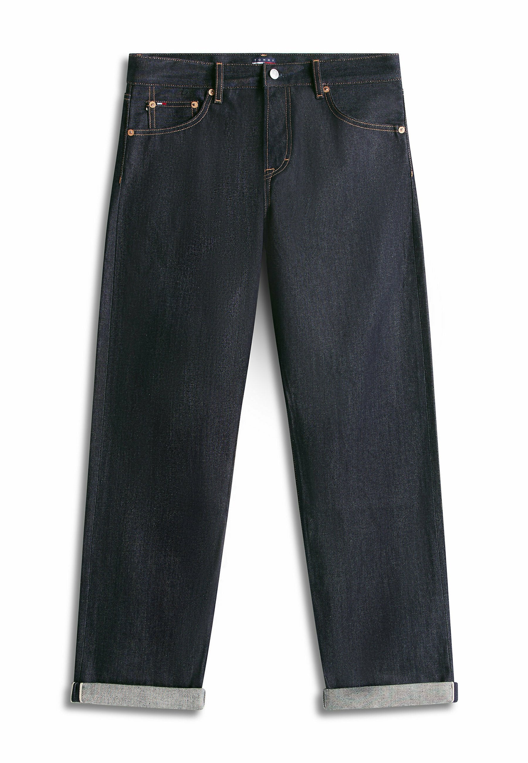 Dunkelblaue Denim-Jeans mit umgeschlagenen Bündchen, fünf Taschen und kontrastierender Naht, flach auf weißem Hintergrund liegend.