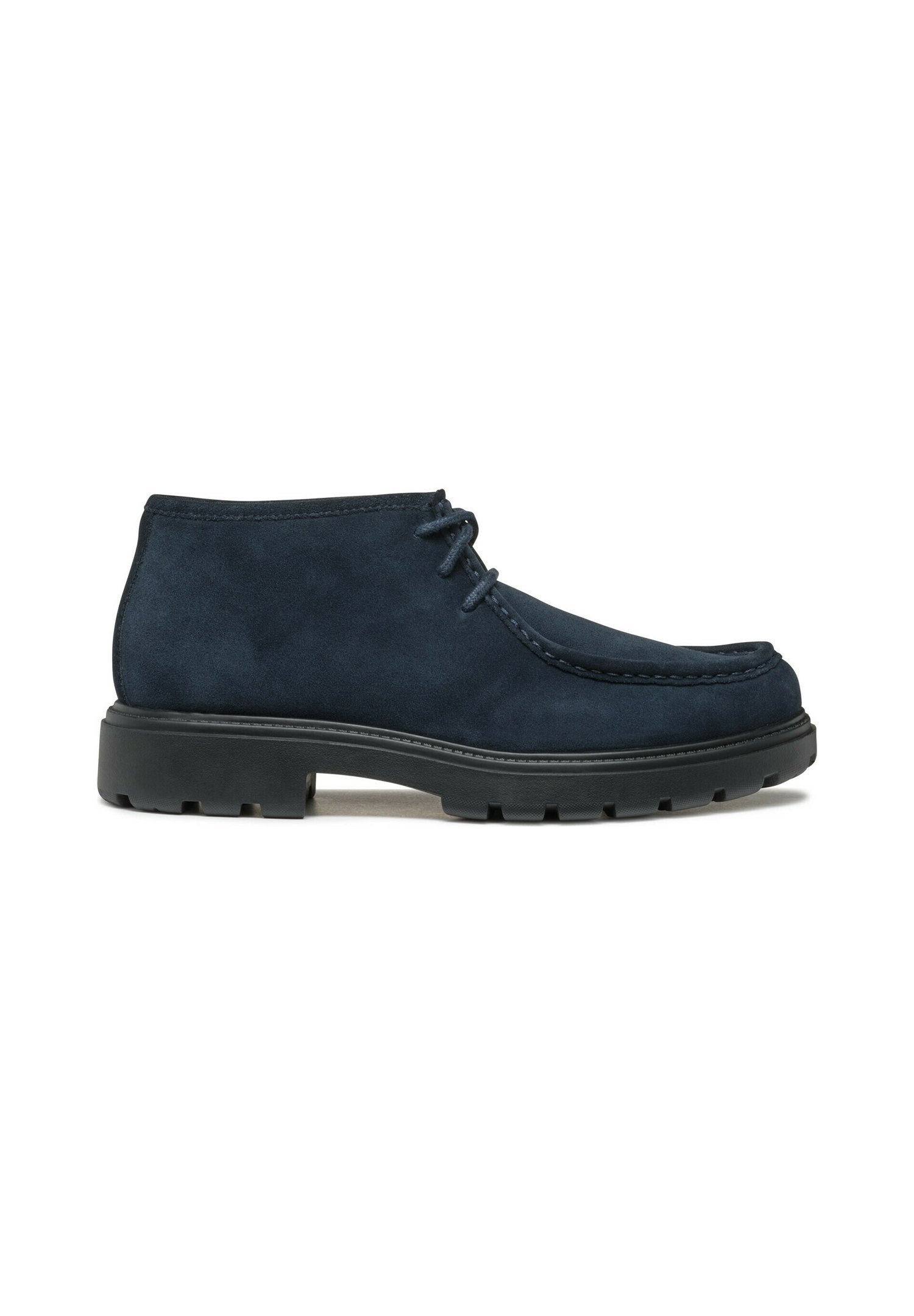 Marineblaue Wildleder-Stiefeletten mit einer abgerundeten Zehenpartie, einer kontrastierenden schwarzen Gummisohle und dezentem Schnürdesign. Mit einer Ziernaht entlang der Zehenpartie.
