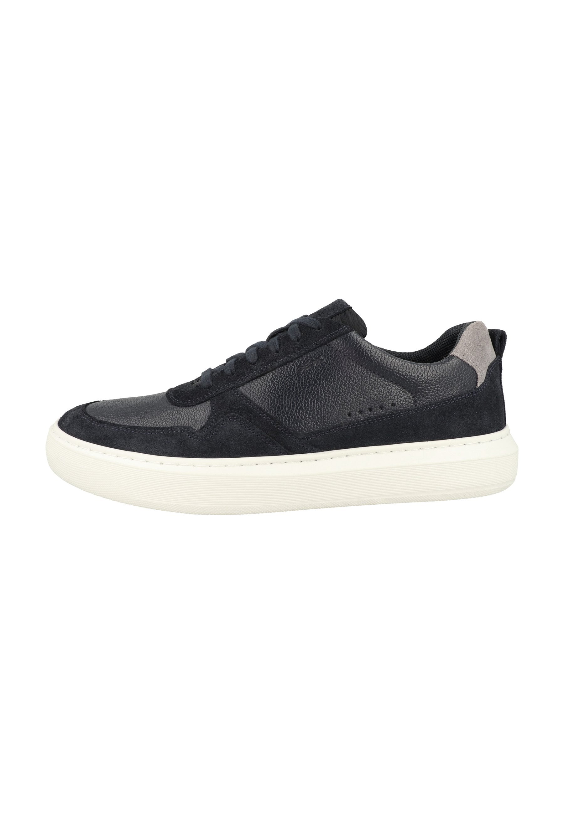 Herren Sneaker aus dunkelblauem Leder und Wildleder, mit einer kontrastierenden weißen Gummisohle und einer Schnürung vorne. Verfügt über glatte und strukturierte Einsätze.