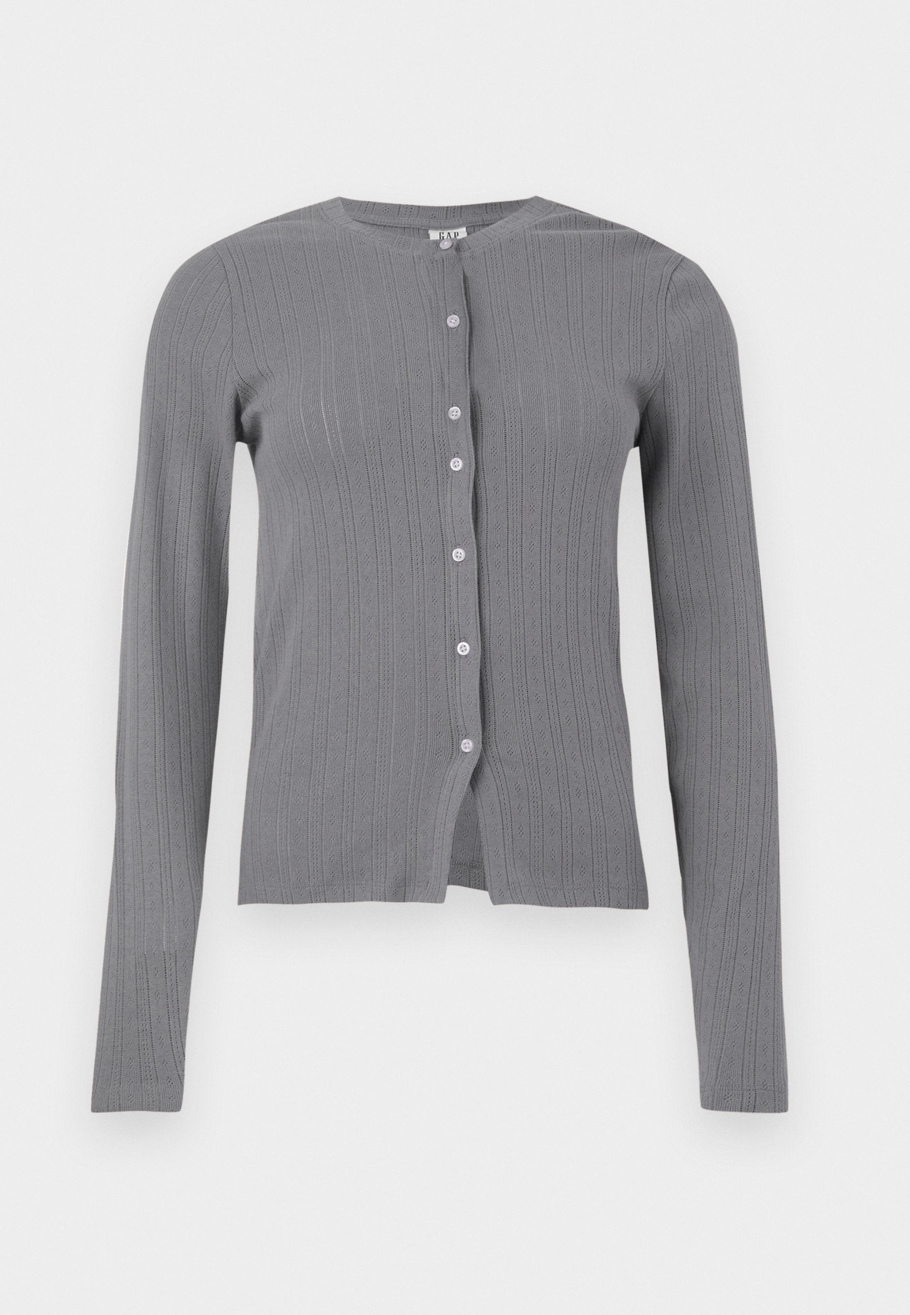 Grauer Langarm-Strickcardigan mit feinem vertikalem Rippen- und Lochmuster, Rundhalsausschnitt und weißen Knöpfen in der vorderen Mitte.