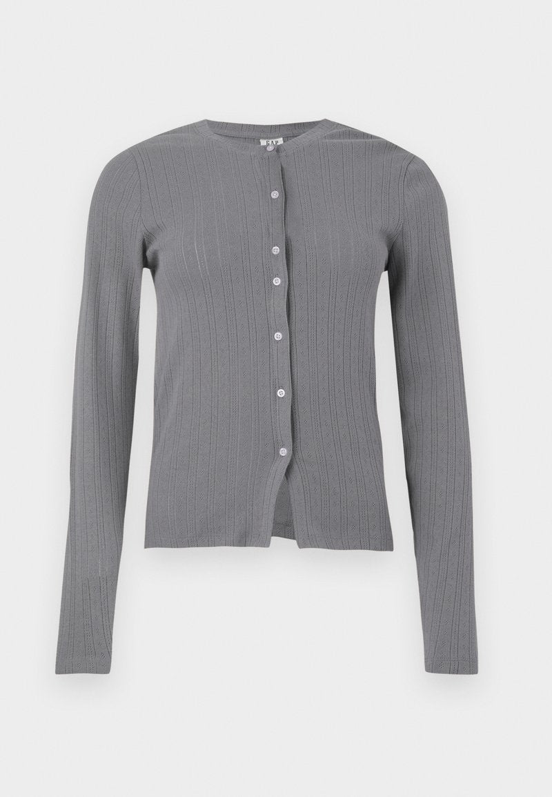 Grauer Langarm-Strickcardigan mit feinem vertikalem Rippen- und Lochmuster, Rundhalsausschnitt und weißen Knöpfen in der vorderen Mitte.