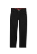 Schwarze Denim-Jeans mit geradem Beinschnitt, ausgestattet mit einem roten Logo-Gummibund, Fronttaschen und einem einzigen Knopfverschluss.