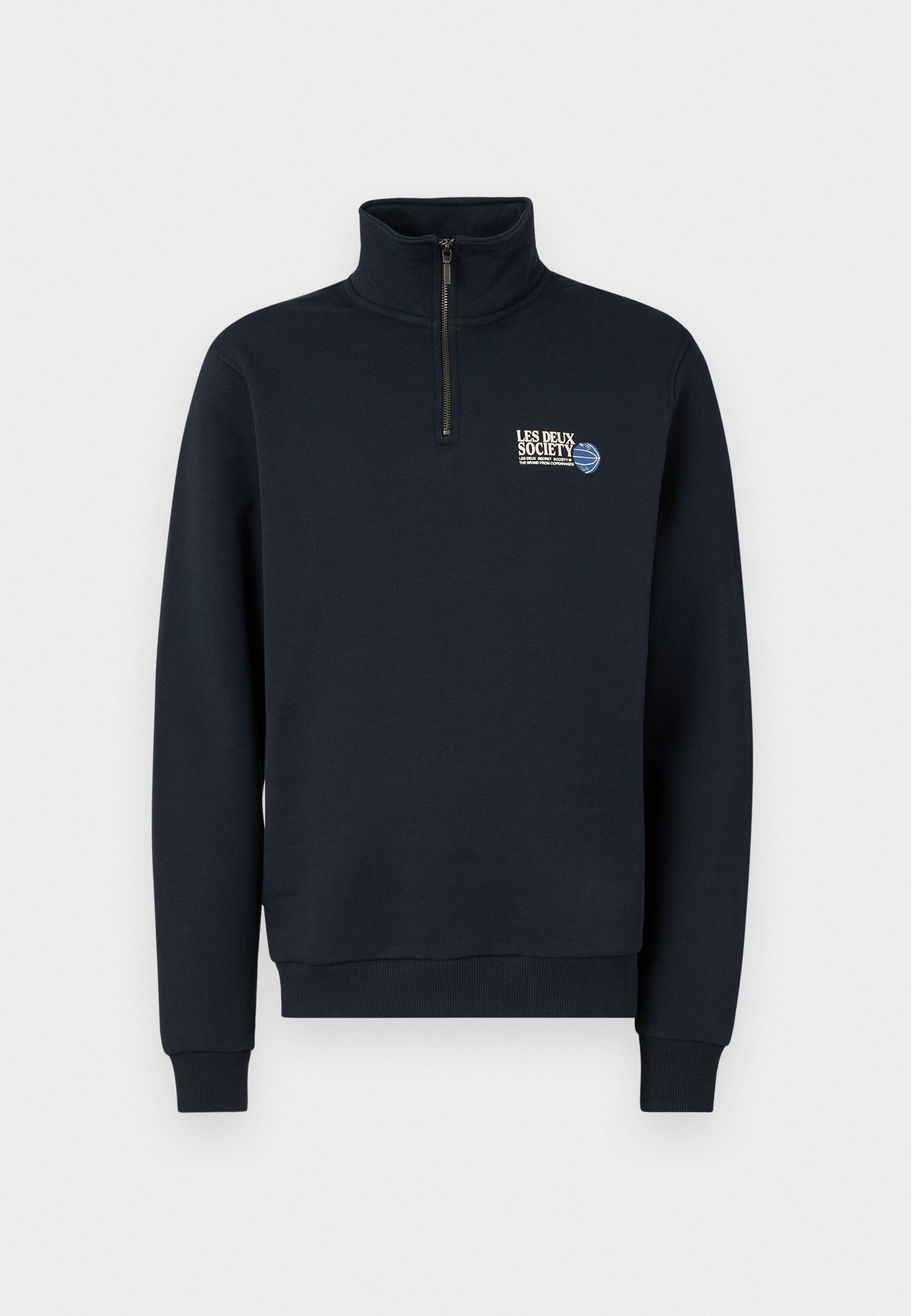 Marineblauer Pullover mit Halbzip-Kragen, gerippten Bündchen und einem gestickten Logo auf der linken Brust. Hergestellt aus weichem Stoff.