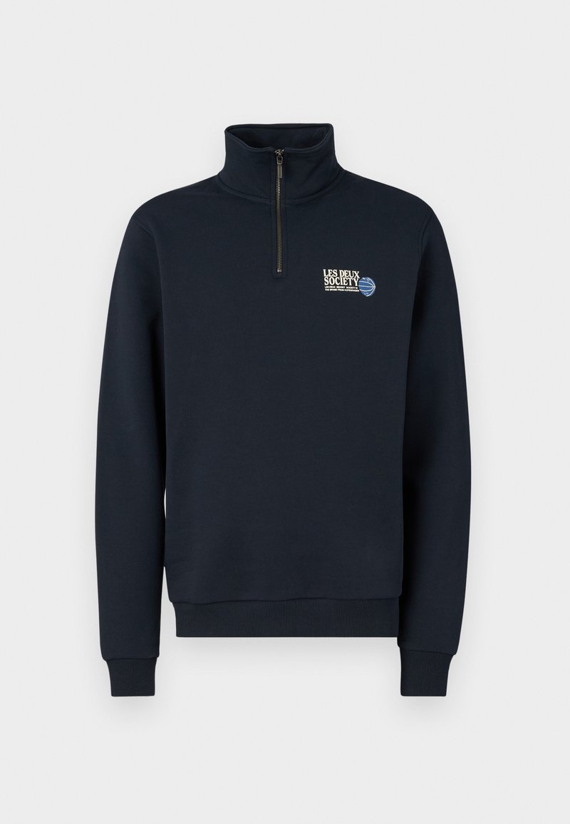 Marineblauer Pullover mit Halbzip-Kragen, gerippten Bündchen und einem gestickten Logo auf der linken Brust. Hergestellt aus weichem Stoff.