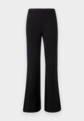 Schwarze weite Hosen mit einem weit geschnittenen Bein, elastischem Bund und glatter Textur. Keine sichtbaren Muster oder Metalldetails.