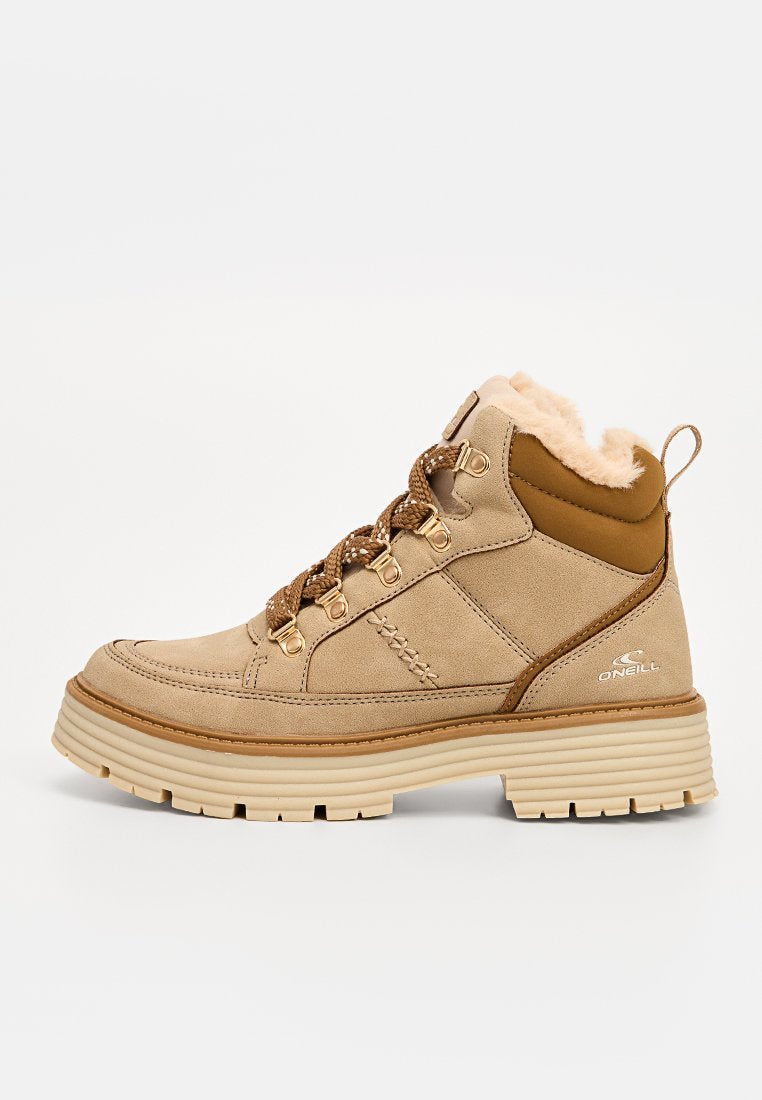 Beige Mid-Cut-Stiefel mit Wildleder-Oberfläche, Kunstfell-Futter, braunen Akzenten, Metallösen und einer strukturierten Gummisohle mit Rillen.