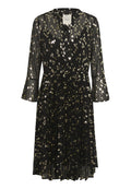 Schwarzes transparentes Midikleid mit goldenen metallischen abstrakten Punkten, durchgehender Knopfleiste, geraffter Taille und dreiviertellangen Glockenärmel.
