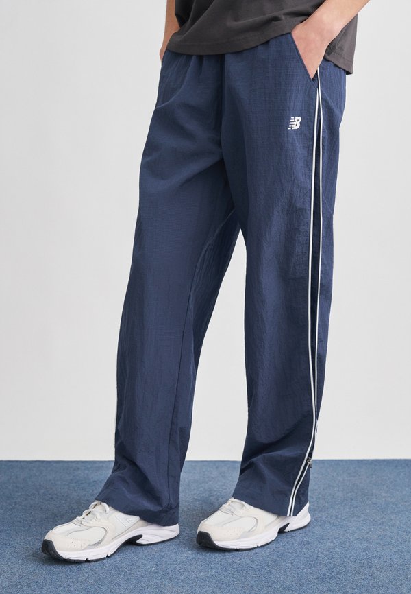 New Balance SPORT LEGACY - Tracksuit bottoms - navy