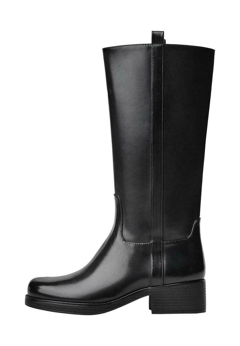 Schwarze knielange Stiefel aus glänzendem Leder mit blockiertem Absatz, vertikalen Nähten und einer Ziehlasche oben für einfaches An- und Ausziehen.