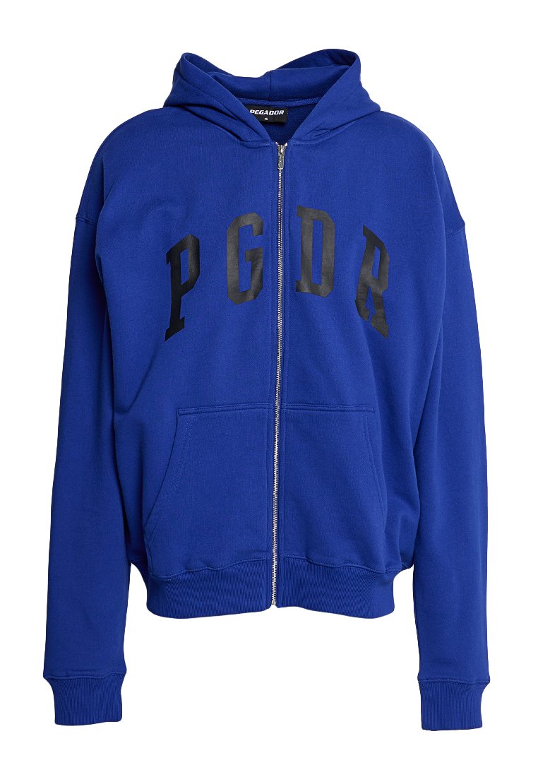 Blaue Zip-up-Graphic-Hoodie mit Fronttaschen und schwarzen Buchstaben "PGDR", die über die Brust gedruckt sind.